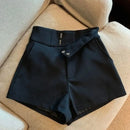 Shorts Feminino Cintura Alta com Detalhe em Lantejoulas - Estilo Casual e Elegância