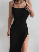Vestido Slim Sheath com Decote Halter e Alças Finas – Perfeito para Noites de Festa
