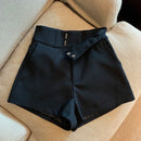 Shorts Feminino Cintura Alta com Detalhe em Lantejoulas - Estilo Casual e Elegância