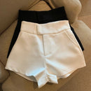 Shorts Feminino Cintura Alta com Detalhe em Lantejoulas - Estilo Casual e Elegância