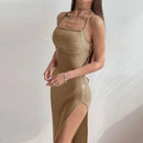 Vestido Slim Sheath com Decote Halter e Alças Finas – Perfeito para Noites de Festa