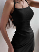 Vestido Slim Sheath com Decote Halter e Alças Finas – Perfeito para Noites de Festa