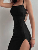 Vestido Slim Sheath com Decote Halter e Alças Finas – Perfeito para Noites de Festa