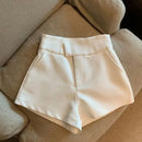Shorts Feminino Cintura Alta com Detalhe em Lantejoulas - Estilo Casual e Elegância