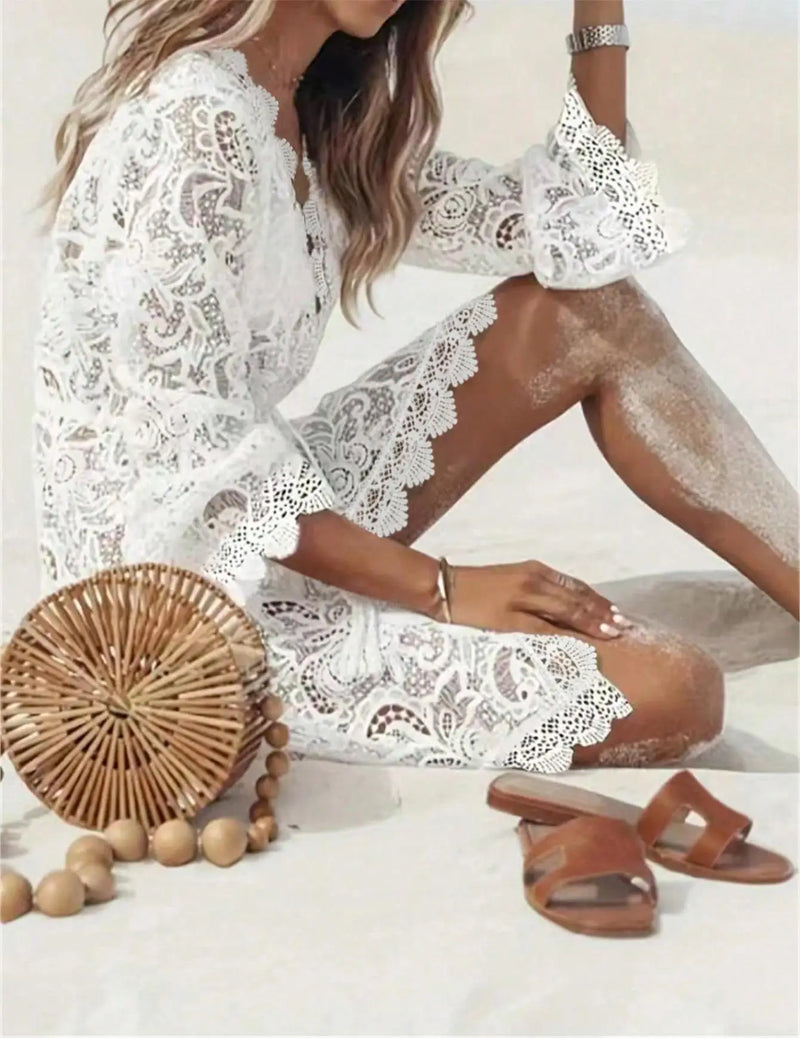 Vestido Estilo Praia com Detalhe Rendado, Decote V e Mangas Flare