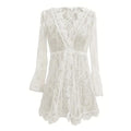 Vestido Estilo Praia com Detalhe Rendado, Decote V e Mangas Flare